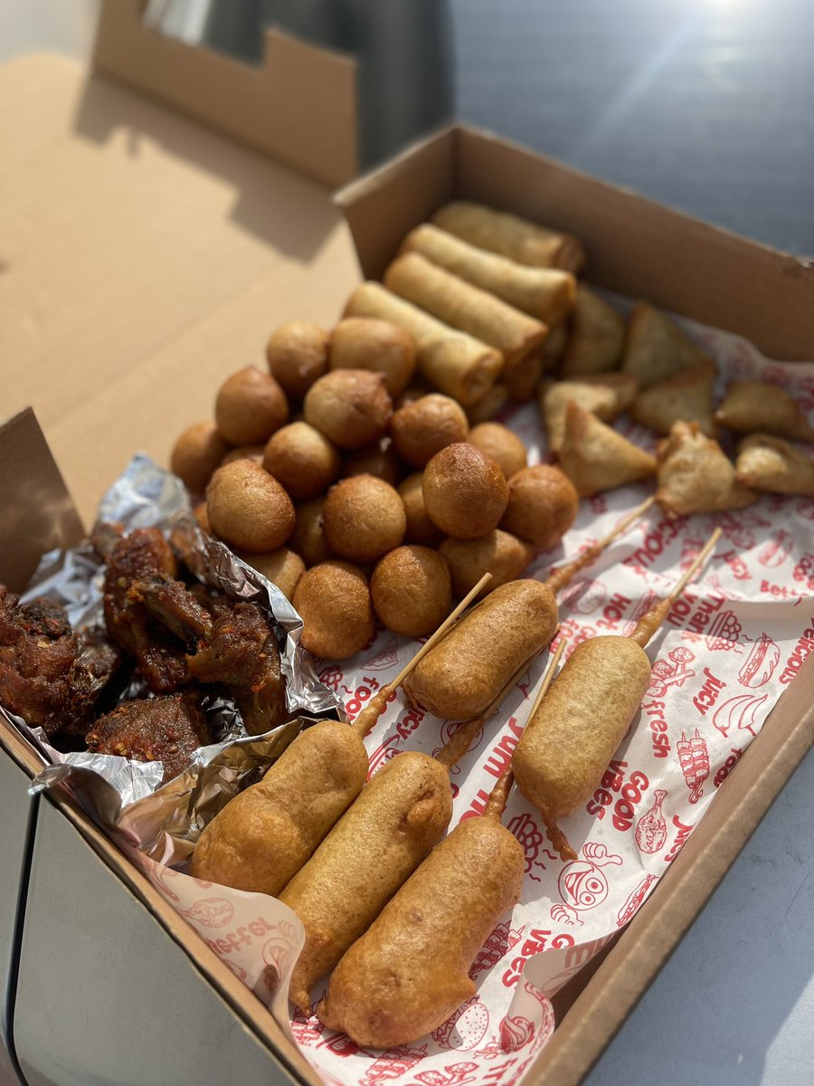 d_dharmii's tweet photo. What are you having this sunny afternoon????
Why not order a box of delicious smallchops from me, I even add a bottle of chilled coke https://t.co/3qLrVEK0PD