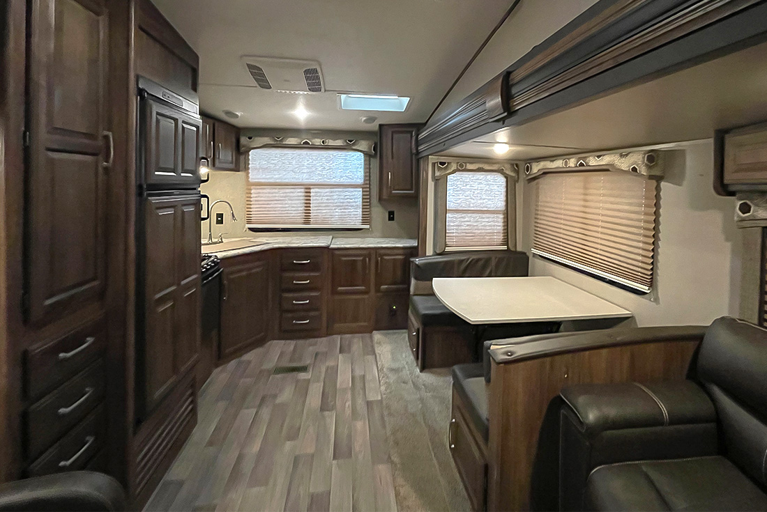 SylvanLakeRV's tweet image. Spacious, convenient and lightweight are three words to describe this 2017 Keystone Cougar Half-Ton Series 5th wheel model 279RKSWE (Stock #5341).

sylvanlakerv.com/listings/2017-…

#PreOwnedRV #rvforsale #reddeer #alberta #5thwheel