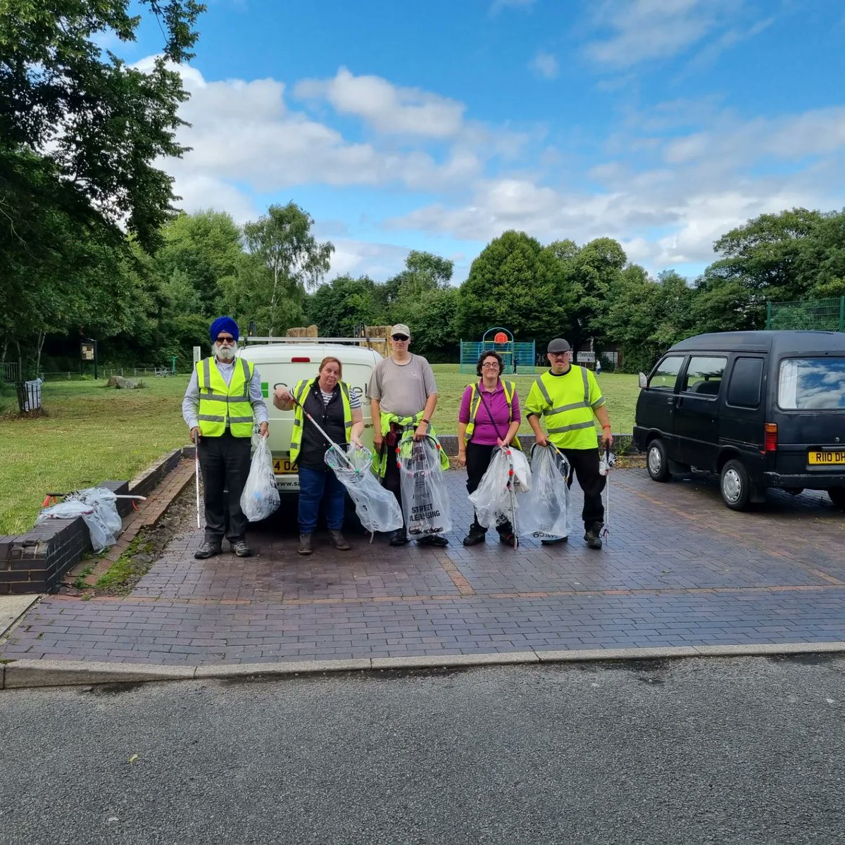 Litterwatch1's tweet photo. #sandwellcoronationclean with Councillors Hartwell &amp; Padda, who are cabinet members, also our amazing #volunteers. In 45 minutes, we removed 13 bags of #litter from Broadwell Park, Oldbury, and surrounding roads #volunteeringisfun #partnership @SercoESUK @sandwellcouncil https://t.co/i9Ut1rXw0V