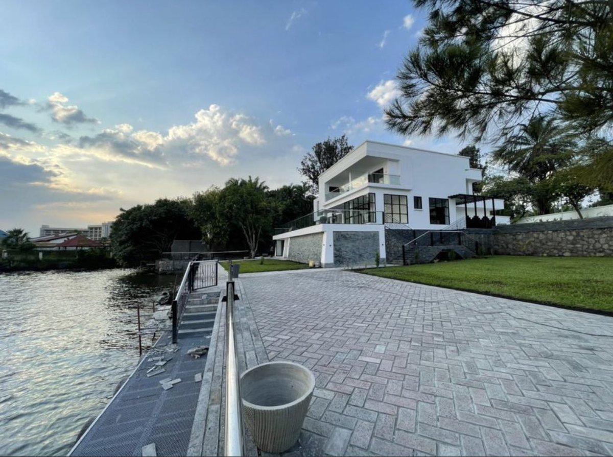 Chaque voyageur a un coin du pays qui lui est particulièrement cher, qu'il ne cesse de recommander et qu'il estime être une de ses meilleures destinations dès le 1er coup d'oeil. Découvrir son pays en bateau est sans aucun doute la façon la plus originale de le faire. Goma 🇨🇩