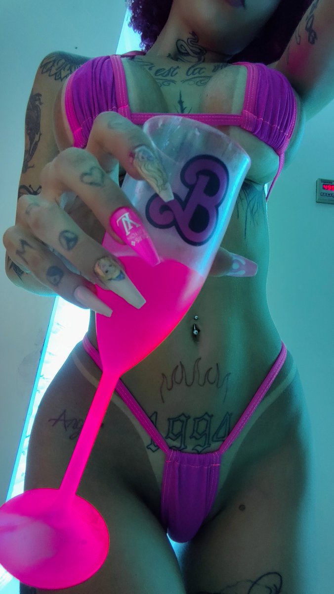 barbiemaryjane's tweet photo. A Barbie de marquinha afiada não quer guerra com ninguém 💕👙 https://t.co/tagiTcXLGN
