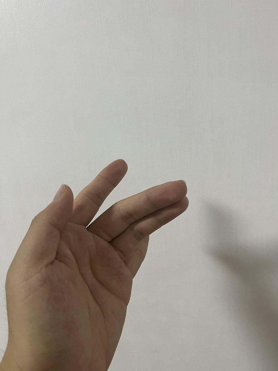 kuzot14's tweet photo. 나는 예쁜 내 손이 참 고맙다. 손가락이 길고 이쁘다는 건 다른 것도 이쁘게 생겼다는 것이란 속설은 정설인 듯하다. https://t.co/eNpNJkDQpF