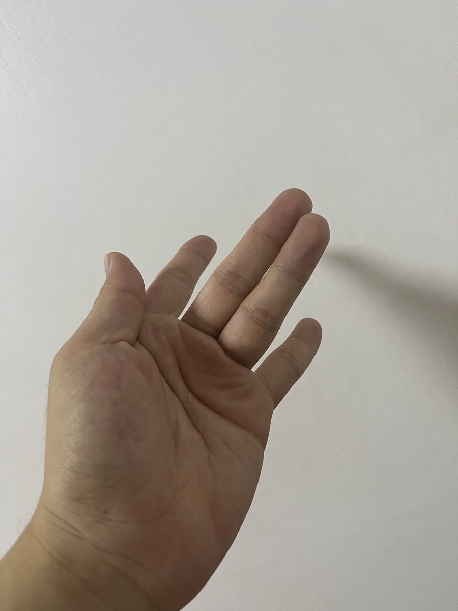 kuzot14's tweet photo. 나는 예쁜 내 손이 참 고맙다. 손가락이 길고 이쁘다는 건 다른 것도 이쁘게 생겼다는 것이란 속설은 정설인 듯하다. https://t.co/eNpNJkDQpF