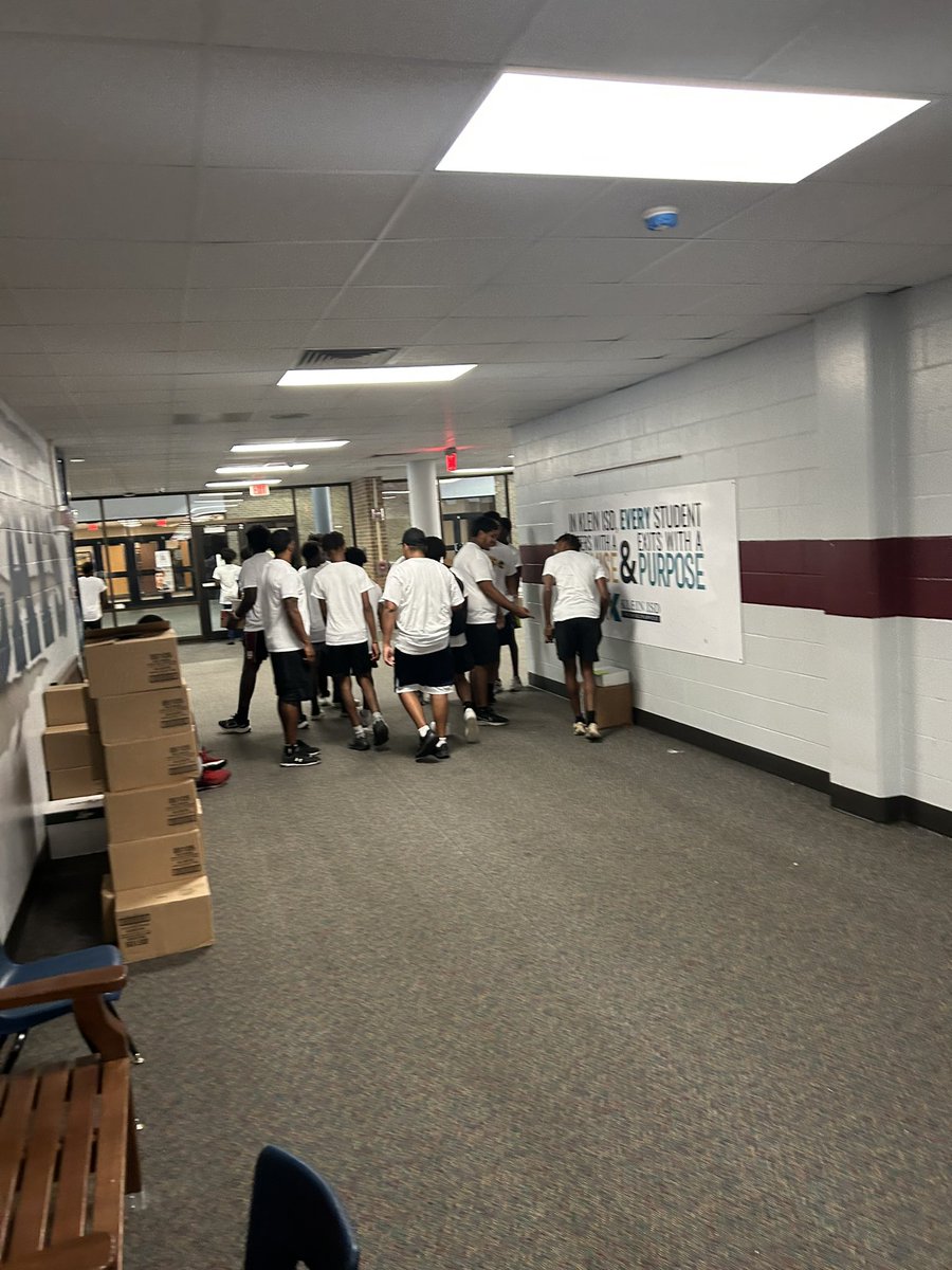 Dabo1056's tweet photo. "π Shoutout to the Klein Forest Football team for lending a hand to our amazing middle school teachers! They showed us that teamwork isn't just on the field, but also in the classroom. Way to go, guys! #TeamworkAtItsBest #KleinForestFootball" @CoachRhea87 @Coast2Coasttc @RickyBrumfield @coachdhicks @Coach_GLee_TC @1CoachVaughn @Coachmwatkins1 @Coach_SHusband
