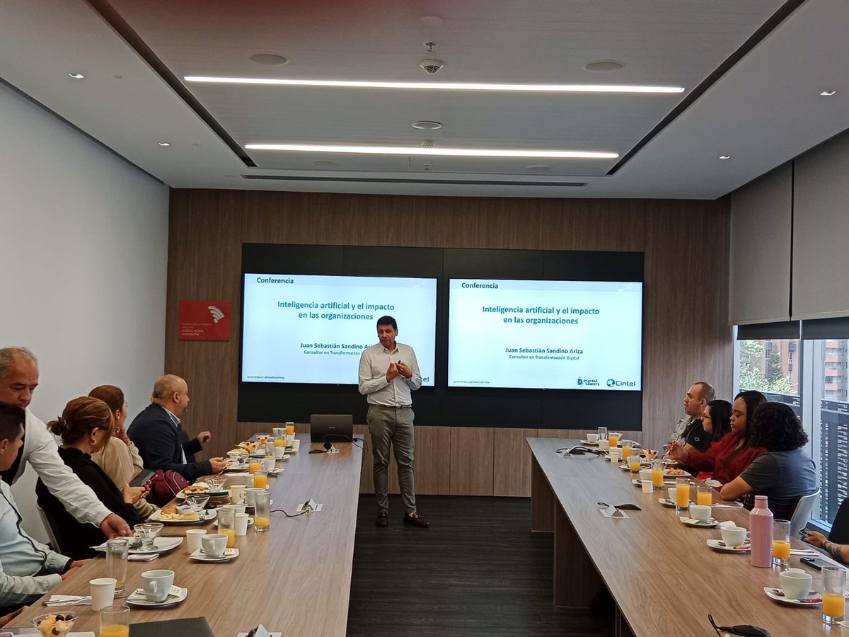CINTELColombia's tweet photo. ¡#DigitalLeaders con los empresarios de Medellín y Antioquia!

Con el fin de difundir la comunidad exclusiva que reune a los C-Levels que líderan la #transformacióndigital en las empresas más importantes de Colombia, #CINTEL organizó un desayuno con el apoyo de la Cámara de Comercio de Medellín para Antioquia - #ClusterNegociosDigitales, donde estuvieron presentes 17 empresas interesadas en hacer parte y conocer las ventajas que tiene pertencer a esta iniciativa para estar actualizados con las últimas tendencias tecnológicas y empresariales. 

Durante este espacio, @MarioCastano, Director Técnico del Centro, expuso la iniciativa que busca consolidar una comunidad de tomadores de decisión del sector real y financiero, así como de las empresas industriales y comerciales del Estado para que compartan su opinión, visión y experiencias sobre los diferentes retos tecnológicos que enfrentan las organizaciones día a día. De igual manera, habló sobre las nuevas tecnologías que tendremos en #ANDICOM2023 y cómo el Congreso impulsa el crecimiento tecnologíco y empresarial. 

Durante la sesión también se desarrolló una conferencia sobre "#InteligenciaArtificial y su impacto en las organizaciones", donde los empresarios pudieron conocer cómo está tecnología disruptiva está impulsando la productividad y conectividad, también creando nuevos modelos de negocio. Los empresarios antioqueños pudieron compartir experiencias con sus pares sobre la importancia de estos temas para fomentar el crecimiento del ecosistema empresarial en la región. 

Con esta inciativa el Centro busca que los integrantes de #DigitalLeaders tengan acceso anualmente a actividades de interés como el ingreso a eventos de alto nivel, dentro de los que se destacan la participación en nuestro Congreso Internacional de TIC – @ANDICOM y @ANDICOMMx, así como acceso preferencial a estudios, conferencias, actividades sectoriales y de networking tanto a nivel nacional como internacional, entre otros.

Conoce más sobre #DigitalLeaders y postúlate para aprovecha los beneficios de ser parte de esta comunidad exclusiva: https://t.co/ybO1SowlGF