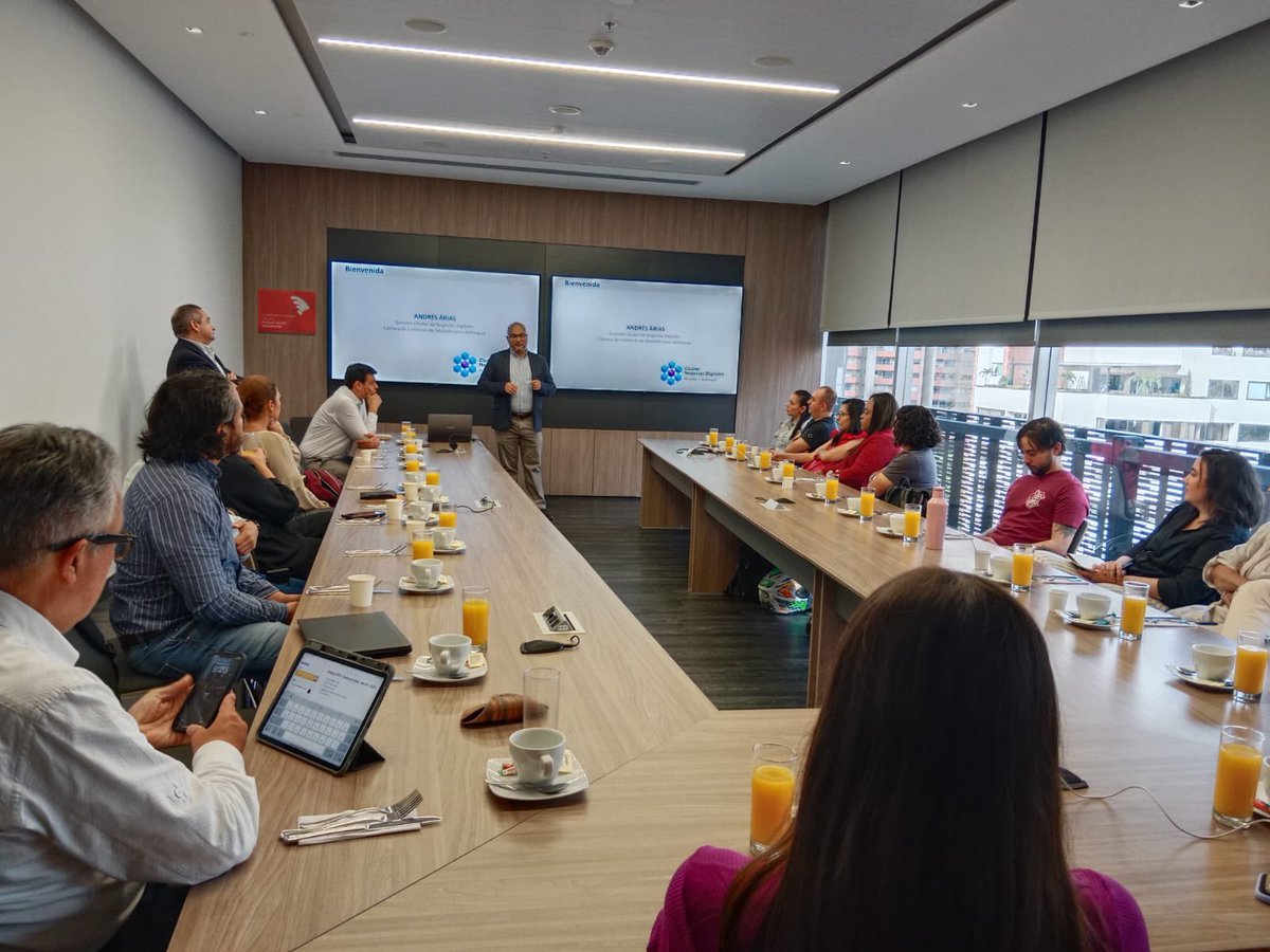 CINTELColombia's tweet photo. ¡#DigitalLeaders con los empresarios de Medellín y Antioquia!

Con el fin de difundir la comunidad exclusiva que reune a los C-Levels que líderan la #transformacióndigital en las empresas más importantes de Colombia, #CINTEL organizó un desayuno con el apoyo de la Cámara de Comercio de Medellín para Antioquia - #ClusterNegociosDigitales, donde estuvieron presentes 17 empresas interesadas en hacer parte y conocer las ventajas que tiene pertencer a esta iniciativa para estar actualizados con las últimas tendencias tecnológicas y empresariales. 

Durante este espacio, @MarioCastano, Director Técnico del Centro, expuso la iniciativa que busca consolidar una comunidad de tomadores de decisión del sector real y financiero, así como de las empresas industriales y comerciales del Estado para que compartan su opinión, visión y experiencias sobre los diferentes retos tecnológicos que enfrentan las organizaciones día a día. De igual manera, habló sobre las nuevas tecnologías que tendremos en #ANDICOM2023 y cómo el Congreso impulsa el crecimiento tecnologíco y empresarial. 

Durante la sesión también se desarrolló una conferencia sobre "#InteligenciaArtificial y su impacto en las organizaciones", donde los empresarios pudieron conocer cómo está tecnología disruptiva está impulsando la productividad y conectividad, también creando nuevos modelos de negocio. Los empresarios antioqueños pudieron compartir experiencias con sus pares sobre la importancia de estos temas para fomentar el crecimiento del ecosistema empresarial en la región. 

Con esta inciativa el Centro busca que los integrantes de #DigitalLeaders tengan acceso anualmente a actividades de interés como el ingreso a eventos de alto nivel, dentro de los que se destacan la participación en nuestro Congreso Internacional de TIC – @ANDICOM y @ANDICOMMx, así como acceso preferencial a estudios, conferencias, actividades sectoriales y de networking tanto a nivel nacional como internacional, entre otros.

Conoce más sobre #DigitalLeaders y postúlate para aprovecha los beneficios de ser parte de esta comunidad exclusiva: https://t.co/ybO1SowlGF