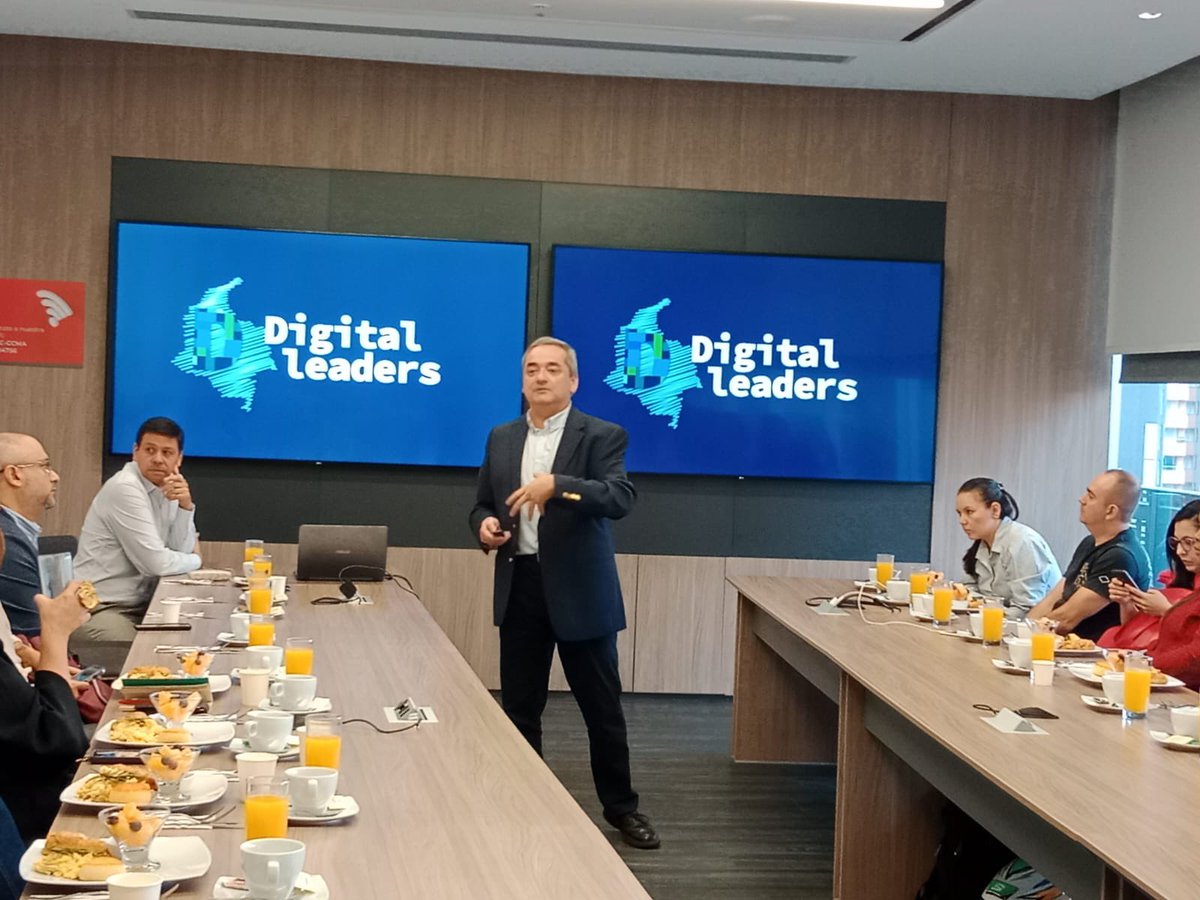 CINTELColombia's tweet photo. ¡#DigitalLeaders con los empresarios de Medellín y Antioquia!

Con el fin de difundir la comunidad exclusiva que reune a los C-Levels que líderan la #transformacióndigital en las empresas más importantes de Colombia, #CINTEL organizó un desayuno con el apoyo de la Cámara de Comercio de Medellín para Antioquia - #ClusterNegociosDigitales, donde estuvieron presentes 17 empresas interesadas en hacer parte y conocer las ventajas que tiene pertencer a esta iniciativa para estar actualizados con las últimas tendencias tecnológicas y empresariales. 

Durante este espacio, @MarioCastano, Director Técnico del Centro, expuso la iniciativa que busca consolidar una comunidad de tomadores de decisión del sector real y financiero, así como de las empresas industriales y comerciales del Estado para que compartan su opinión, visión y experiencias sobre los diferentes retos tecnológicos que enfrentan las organizaciones día a día. De igual manera, habló sobre las nuevas tecnologías que tendremos en #ANDICOM2023 y cómo el Congreso impulsa el crecimiento tecnologíco y empresarial. 

Durante la sesión también se desarrolló una conferencia sobre "#InteligenciaArtificial y su impacto en las organizaciones", donde los empresarios pudieron conocer cómo está tecnología disruptiva está impulsando la productividad y conectividad, también creando nuevos modelos de negocio. Los empresarios antioqueños pudieron compartir experiencias con sus pares sobre la importancia de estos temas para fomentar el crecimiento del ecosistema empresarial en la región. 

Con esta inciativa el Centro busca que los integrantes de #DigitalLeaders tengan acceso anualmente a actividades de interés como el ingreso a eventos de alto nivel, dentro de los que se destacan la participación en nuestro Congreso Internacional de TIC – @ANDICOM y @ANDICOMMx, así como acceso preferencial a estudios, conferencias, actividades sectoriales y de networking tanto a nivel nacional como internacional, entre otros.

Conoce más sobre #DigitalLeaders y postúlate para aprovecha los beneficios de ser parte de esta comunidad exclusiva: https://t.co/ybO1SowlGF