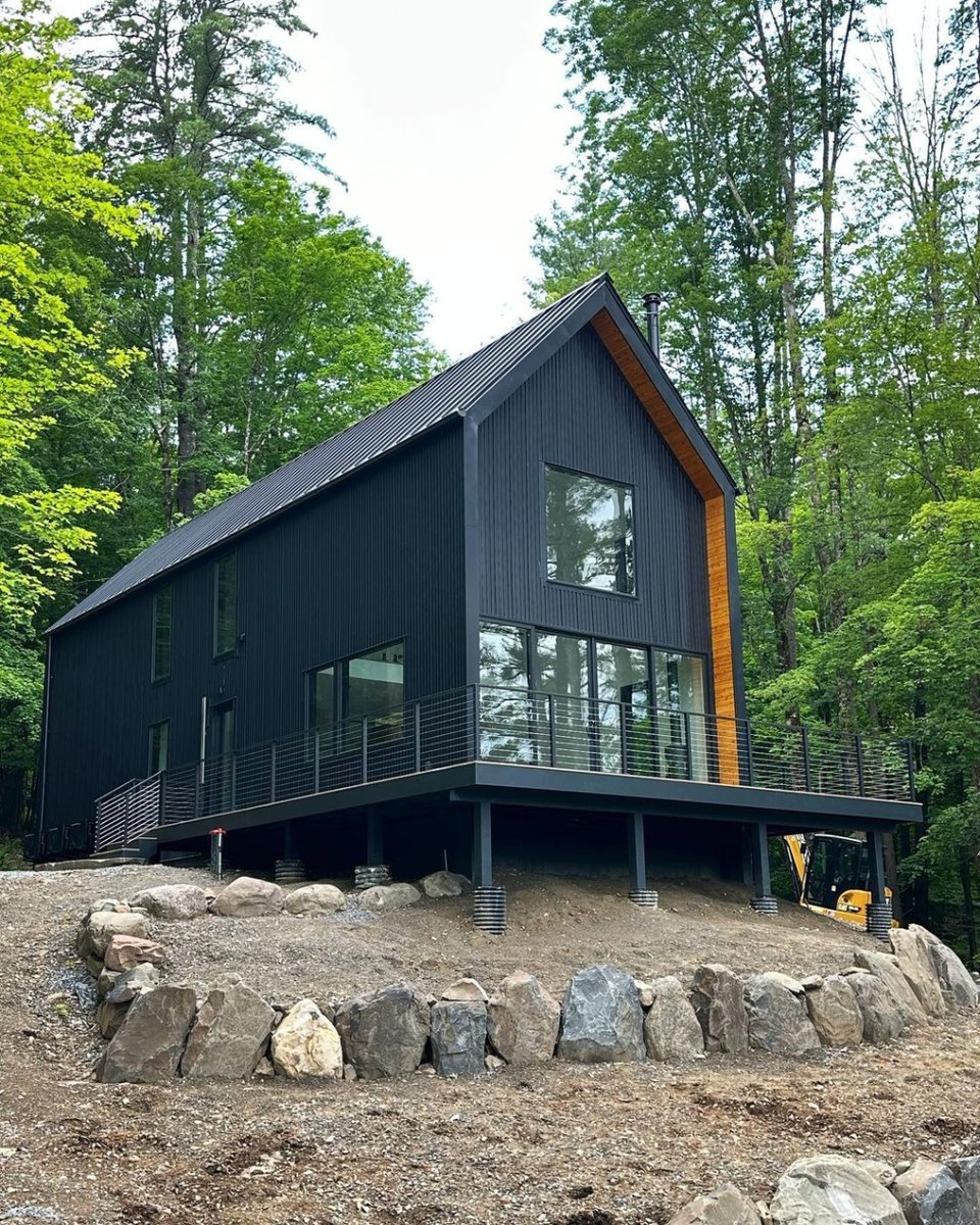 Tinyhouse_com's tweet photo. Living the dream in the mountains! 🏔️🏡 Check out that dark exterior and the breathtaking view.

🏡+📷: @amendolagroup
🔨: @denoutdoors https://t.co/9QmRA40fOB