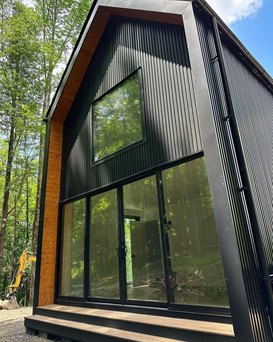 Tinyhouse_com's tweet photo. Living the dream in the mountains! 🏔️🏡 Check out that dark exterior and the breathtaking view.

🏡+📷: @amendolagroup
🔨: @denoutdoors https://t.co/9QmRA40fOB