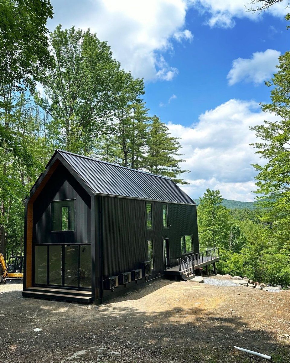 Tinyhouse_com's tweet photo. Living the dream in the mountains! 🏔️🏡 Check out that dark exterior and the breathtaking view.

🏡+📷: @amendolagroup
🔨: @denoutdoors https://t.co/9QmRA40fOB
