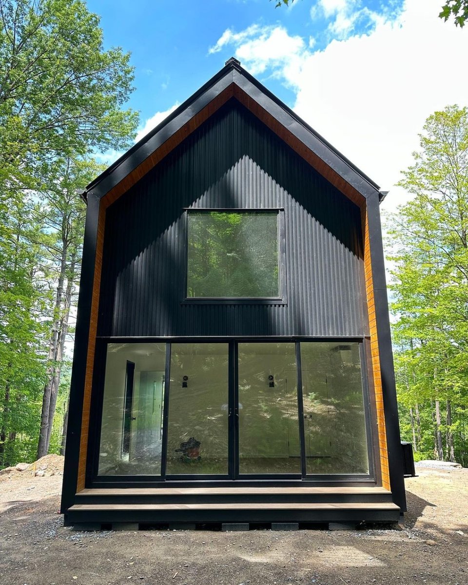 Tinyhouse_com's tweet photo. Living the dream in the mountains! 🏔️🏡 Check out that dark exterior and the breathtaking view.

🏡+📷: @amendolagroup
🔨: @denoutdoors https://t.co/9QmRA40fOB