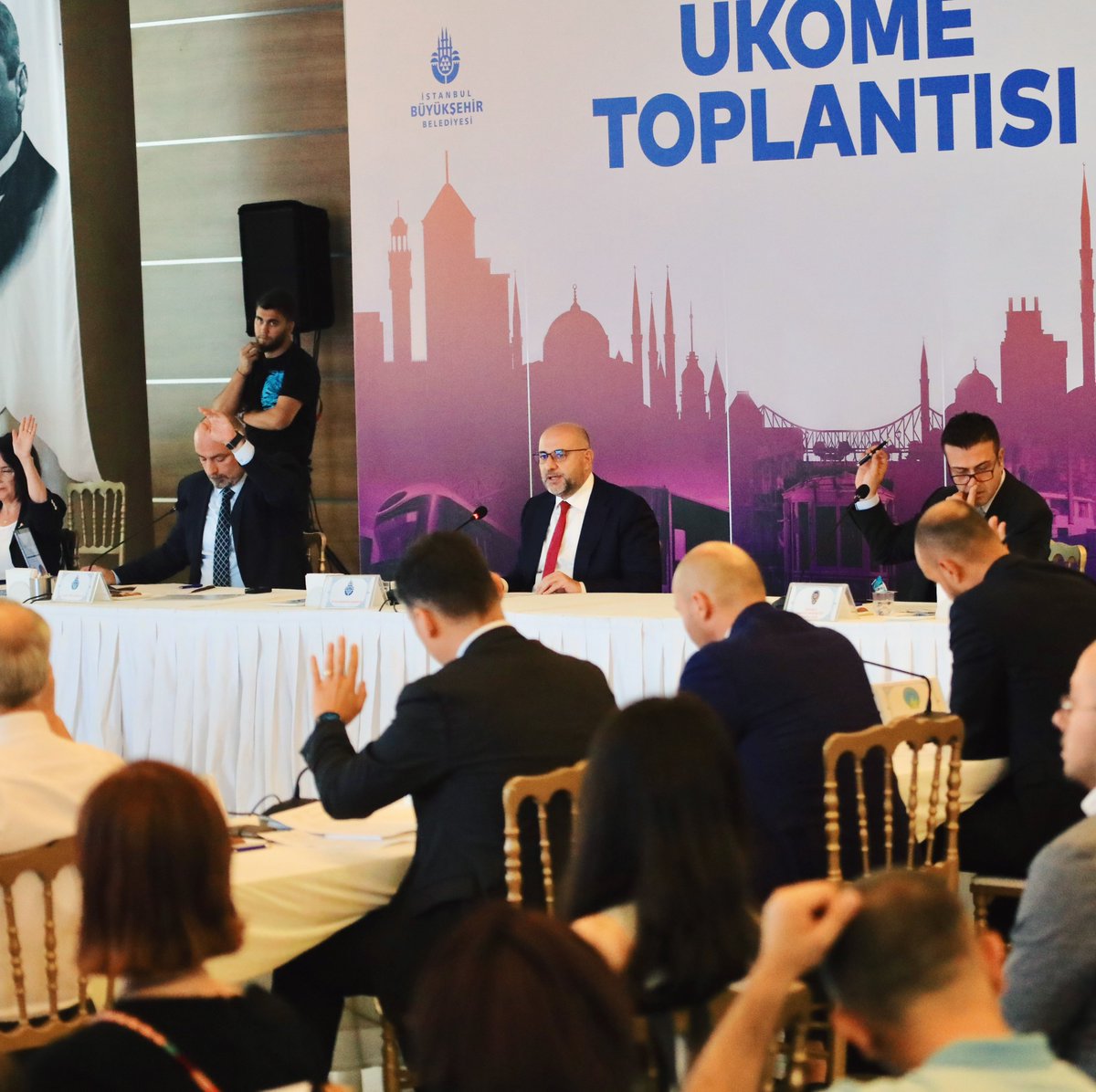 gokcebugra's tweet photo. 💥 İstanbullulara güzel bir haberim var. UKOME’de alınan kararla

💳 İstanbulkart artık tüm minibüslerde geçerli olacak.

Önce pilot bölgemiz Arnavutköy’de sonra etap etap tüm İstanbul’da minibüslerimiz İstanbulkart ile hizmet verecek.

Peki İstanbullular ne kazanacak?👇

📌 Mevcut İstanbulkart ücret tarifesi (indirimli, aktarma, ücretsiz vb.) geçerli olacak. Yani
Minibüse bindiğinizde de artık aktarma yapabilirsiniz.

📌 Aktarmalı,  ücretsiz, indirimli ödemeler belediyemizce karşılanacak.

📌 Minibüsler daha konforlu ve rahat olacak. İlk etapta minibüslerin mevcut araçlarında TSE Onaylı tadilatla koltuk kapasitesi artırılarak araç sınıfı değiştirilerek en az 17+1 koltuklu otobüse dönüşüm sağlanacak. 

📌 Elektronik bilet sistemine geçilmesi ile birlikte araçlardaki yolculuk verilerine erişilebilirlik artacak hat, güzergah,sefer ve araç planlaması daha hızlı yapılabilecek.

📌 Araçlara GPS, Kamera, filo yönetimi vb donanımlar eklenerek mevcut filo sistemine zaman entegrasyonu sağlanacak. Araç ve sefer denetimleri kolaylaşacaktır.

Hazırlanan bu sistemle İstanbullular’a daha kaliteli bir minibüs hizmeti vermeyi amaçlıyoruz. 

Toplu ulaşımda entegrasyonun önemi ve sürdürülebilir bir ulaşım sistemi oluşturma hedefimize bir adım daha yaklaşmış bulunmaktayız.