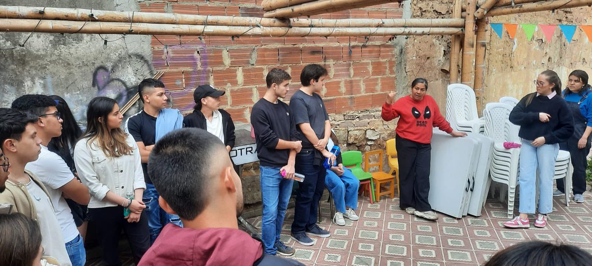 Estudiantes de primer semestre de FIGRI visitan la Casa B, en el barrio Belén, para conocer la realidad circundante de la Universidad Externado de Colombia, con la intención de que más adelante en sus carreras participen en el Programa de Voluntariado Profesional de la facultad.