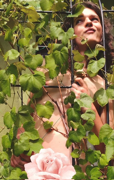 Hey there from my garden 😘 full session on my OnlyFans 🏡🍇🌞 https://t.co/i0cunhL1kF