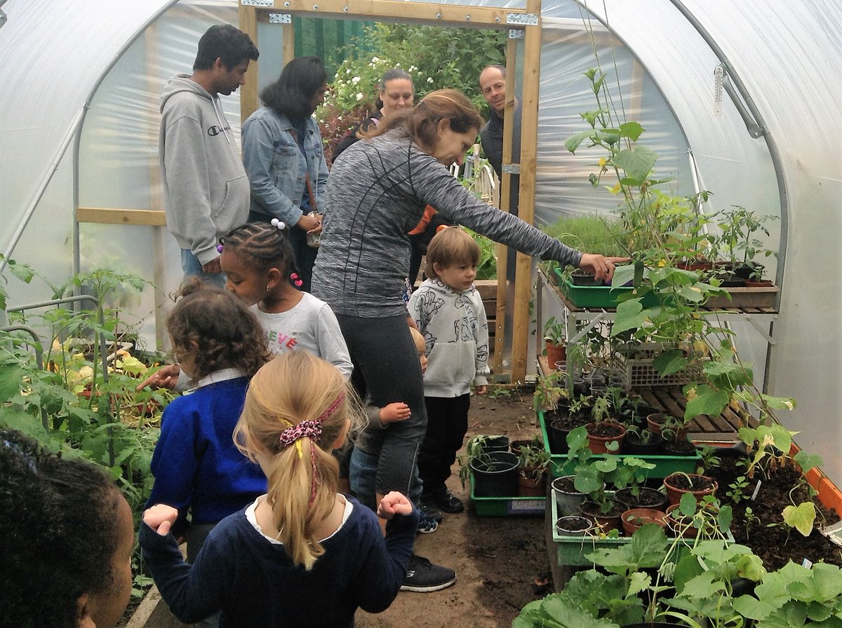 HeathbrookPri's tweet image. Please support this fantastic programme to enable other schools to benefit from similar facilities donated by @sfmtweet and @WholeKidsFnd [thanks again to @FloEshalomi for formally opening our new polytunnel] #plant2plate #growlocal #outdoorlearning