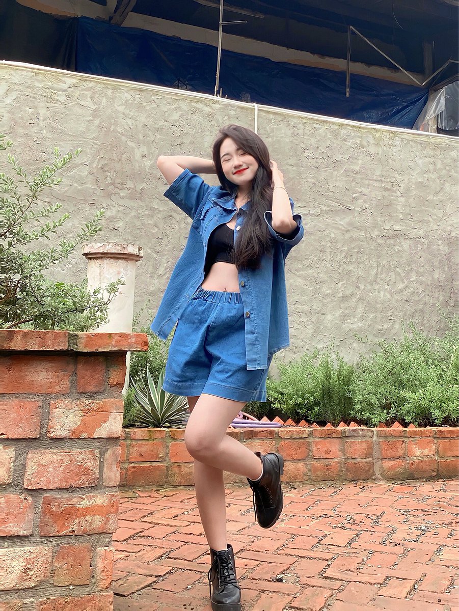 lamhbtran's tweet photo. I’m your friend, specifically your girlfriend https://t.co/EIwzHT0K3P