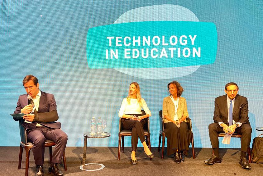 📍💬 Disertación sobre educación en tecnología e innovación. Expertos ahondan en los desafíos y oportunidades. 
🔎Seguí el evento a través de 🔗fundacionceibal.edu.uy/mis_eventos/di…
<a href="/adela_digital/">Red Adela</a> #EdTech