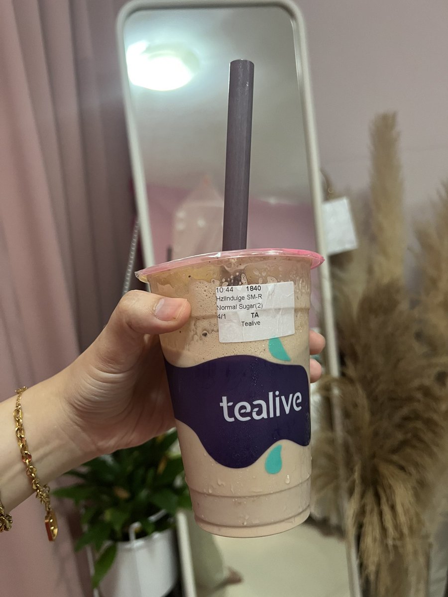 nurafifah_93's tweet photo. Sebagai peminat hazelnut + chocolate, i suka @Tealive_asia punya new drink!!!

I ambil signature hazelnut smoothies , rasa macam ferrero rocher, sedap 😋 https://t.co/ZfTKAtJ9E8