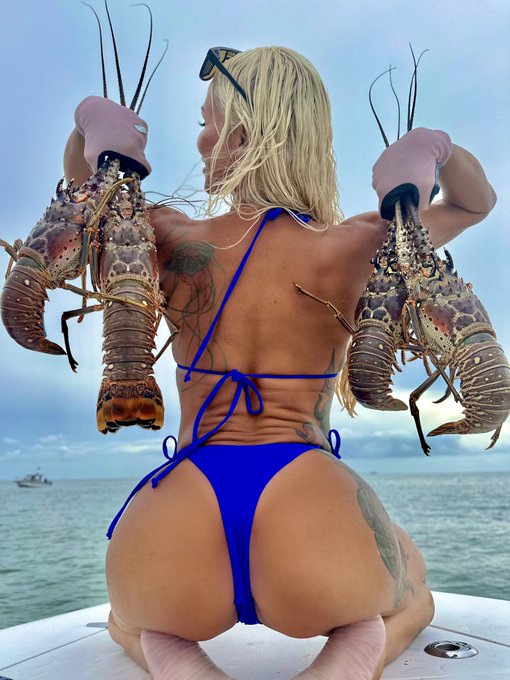 It&rsquo;s tail chasin&rsquo; szn, and my hand are full. 😏 https://t.co/xymEfDuq7P<a href="/tag/galaxyzflip5"class="tags"><span>#galaxyzflip5</span></a>