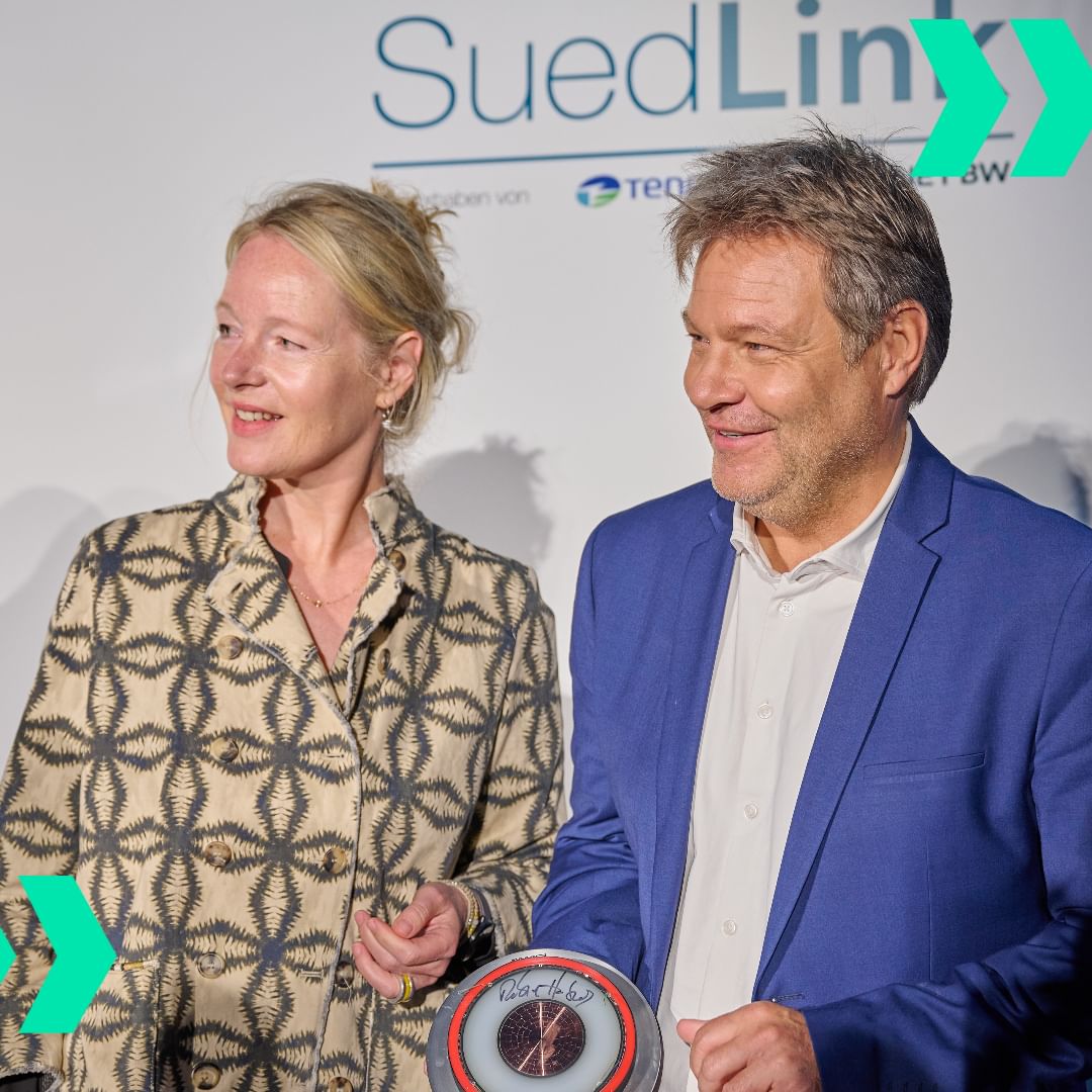 thekla_walker's tweet photo. Das größte Infrastrukturprojekt der #Energiewende, #SuedLink, das grünen Strom aus dem Norden in den Süden transportiert, geht voran! Heute haben wir den Spatenstich für den Konverter in Leingarten gefeiert und im Mai ist bereits der unterirdische Streckenabschnitt ... (1/3) https://t.co/9fUS2qxA3F