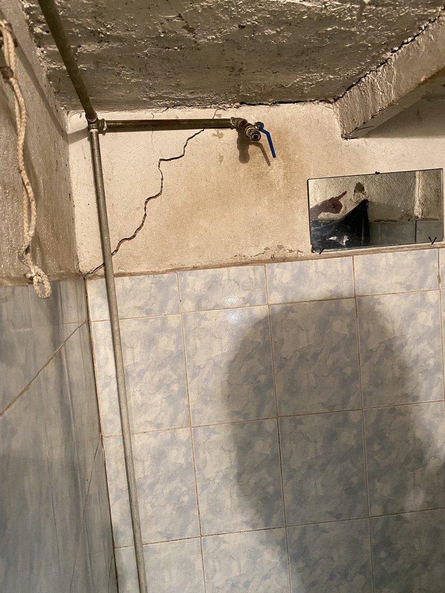 jesusvasquezch's tweet photo. Desde el lunes los habitantes de este edificio temían que algo fuera a ocurrir. Anoche comenzaron las paredes a desmoronarse y empeoraron las grietas. (2/8) https://t.co/wHTYqoBIqL