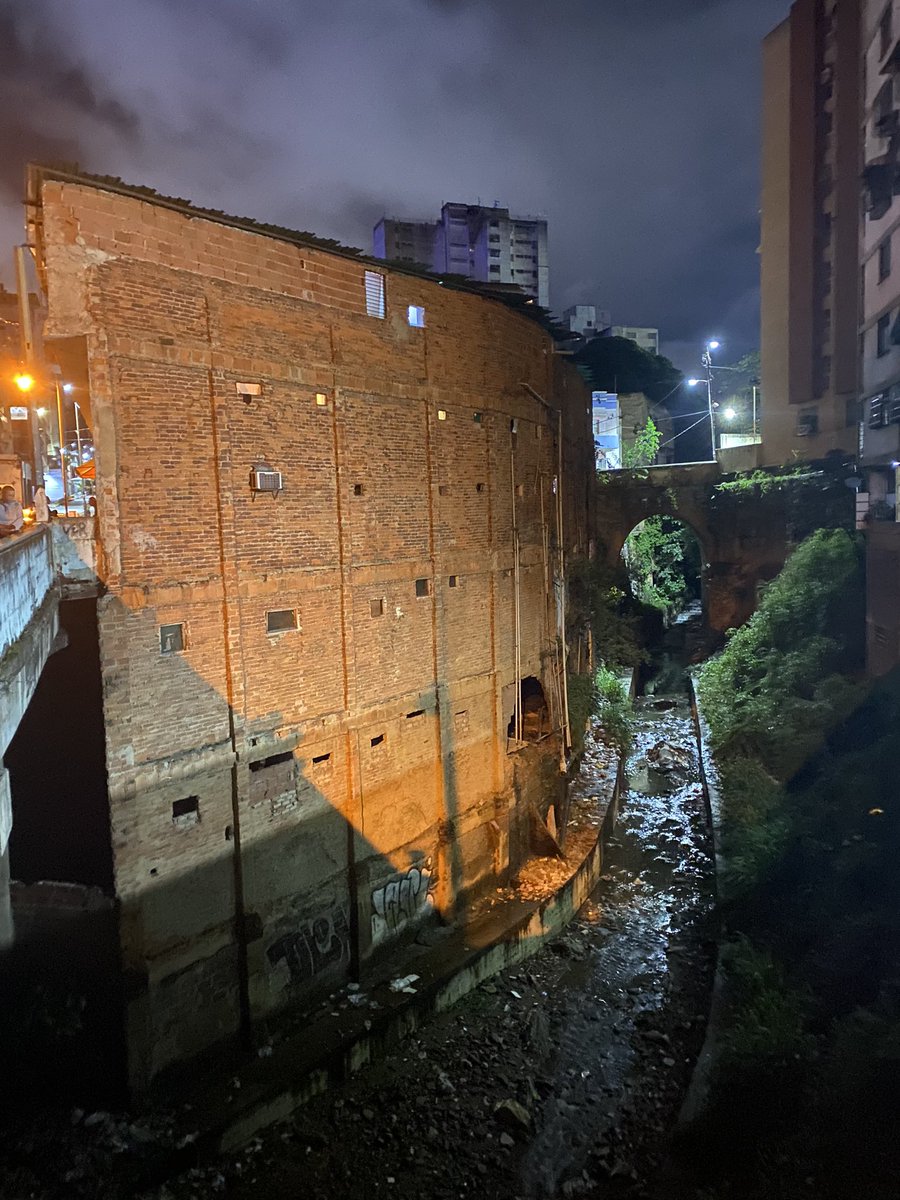 jesusvasquezch's tweet photo. Desde el lunes los habitantes de este edificio temían que algo fuera a ocurrir. Anoche comenzaron las paredes a desmoronarse y empeoraron las grietas. (2/8) https://t.co/wHTYqoBIqL
