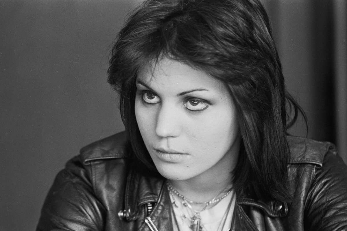 bricksrickk's tweet photo. Words can’t describe how quickly I would’ve folded like a lawn chair for Joan Jett in the 80’s https://t.co/kl7MaWzSUo