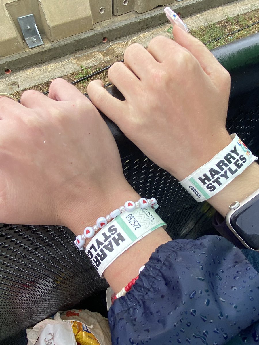 sunshine4louis's tweet photo. rt to get barricade at your next concert! GOOD LUCK🕯️🍀 https://t.co/Sen42VgEf3