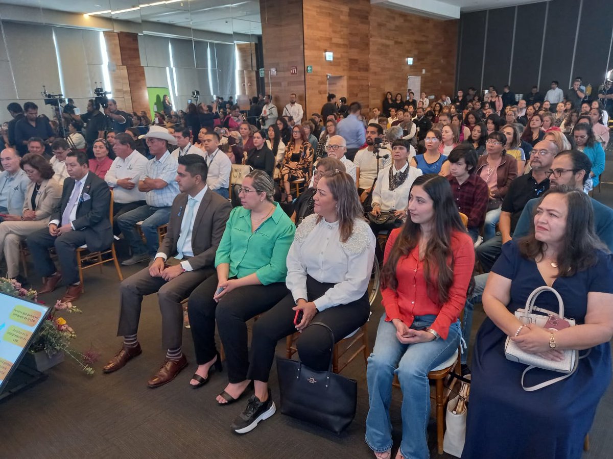 DIFMunicipalSLP's tweet photo. Ya estamos en el Foro Nacional de Intérpretes de Lengua de Señas Mexicana.

Aprendemos de todas y todos sobre la cultura de la interpretación de esta importante forma de comunicación para ser inclusivos de una mejor manera.

#ContigoSí #SLP #DIFSLP https://t.co/E7W9gy04pw