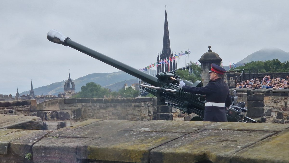 Had a great view of the firing of the 1 o'clock gun today while having my lunch. Not often this view is available. Flags flying in the background for @EdinburghTattoo @edinburghcastle @benugo