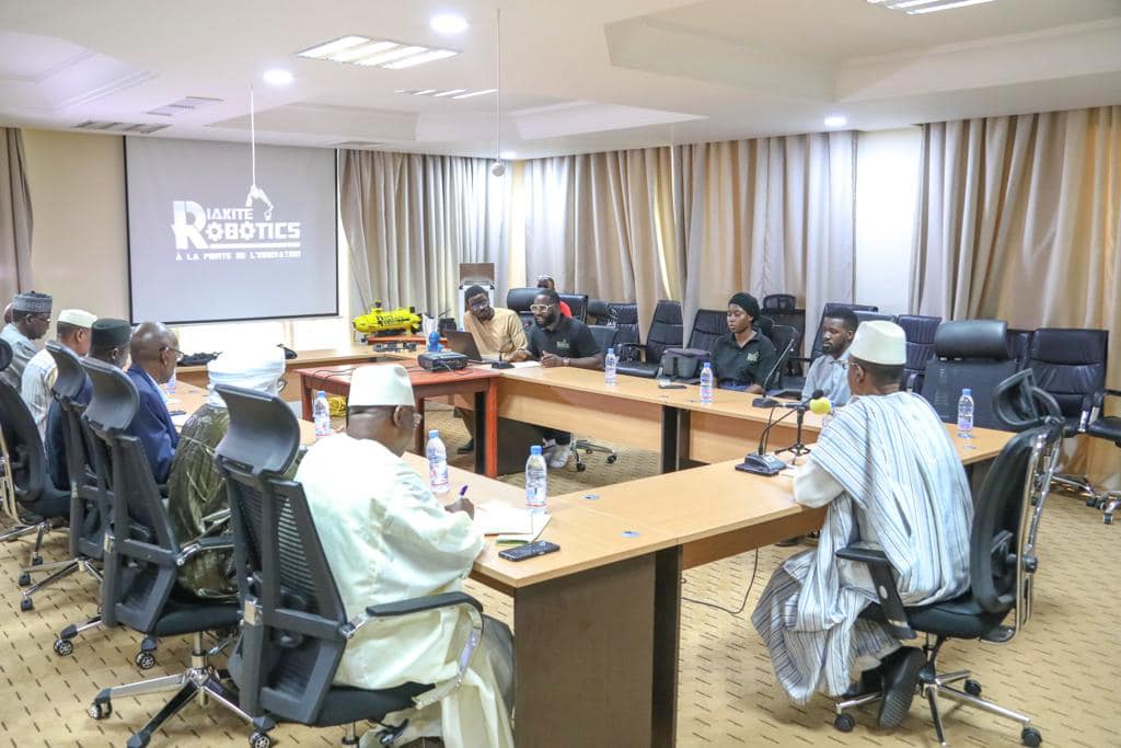 RoboticsDiakite's tweet image. C&apos;était avec grand plaisir que l&apos;équipe de Diakité Robotics a présenté jeudi dernier à son excellence, le Premier Ministre Choguel Kokalla Maïga, ses toutes dernières innovations technologiques 100% made in Mali!  

#Mali #DiakiteRobotics #BAMAKO #Primature