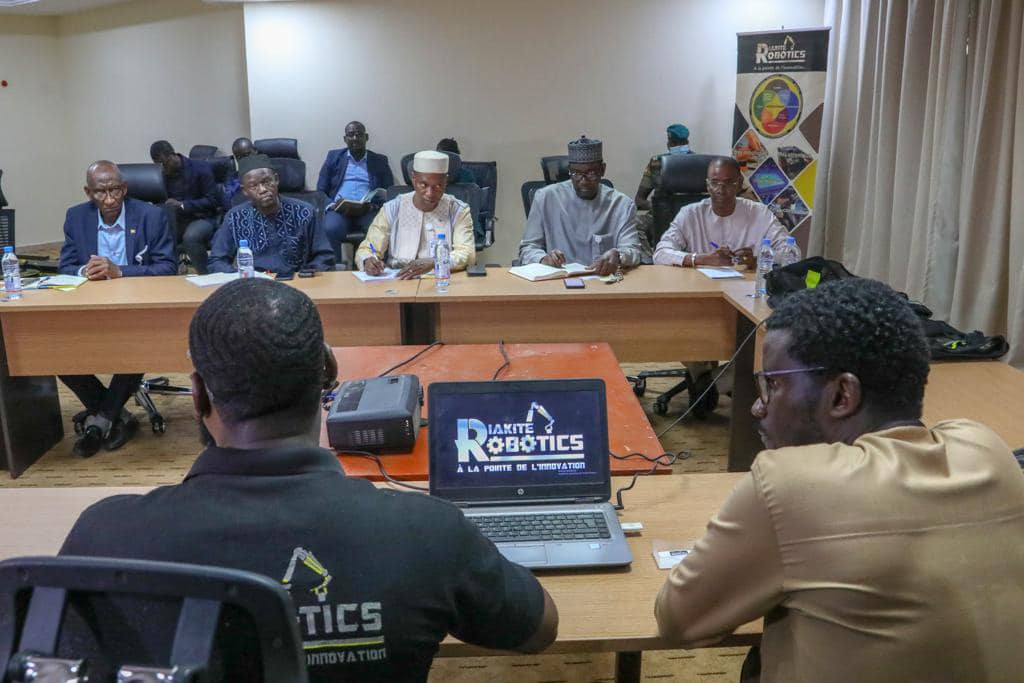 RoboticsDiakite's tweet image. C&apos;était avec grand plaisir que l&apos;équipe de Diakité Robotics a présenté jeudi dernier à son excellence, le Premier Ministre Choguel Kokalla Maïga, ses toutes dernières innovations technologiques 100% made in Mali!  

#Mali #DiakiteRobotics #BAMAKO #Primature