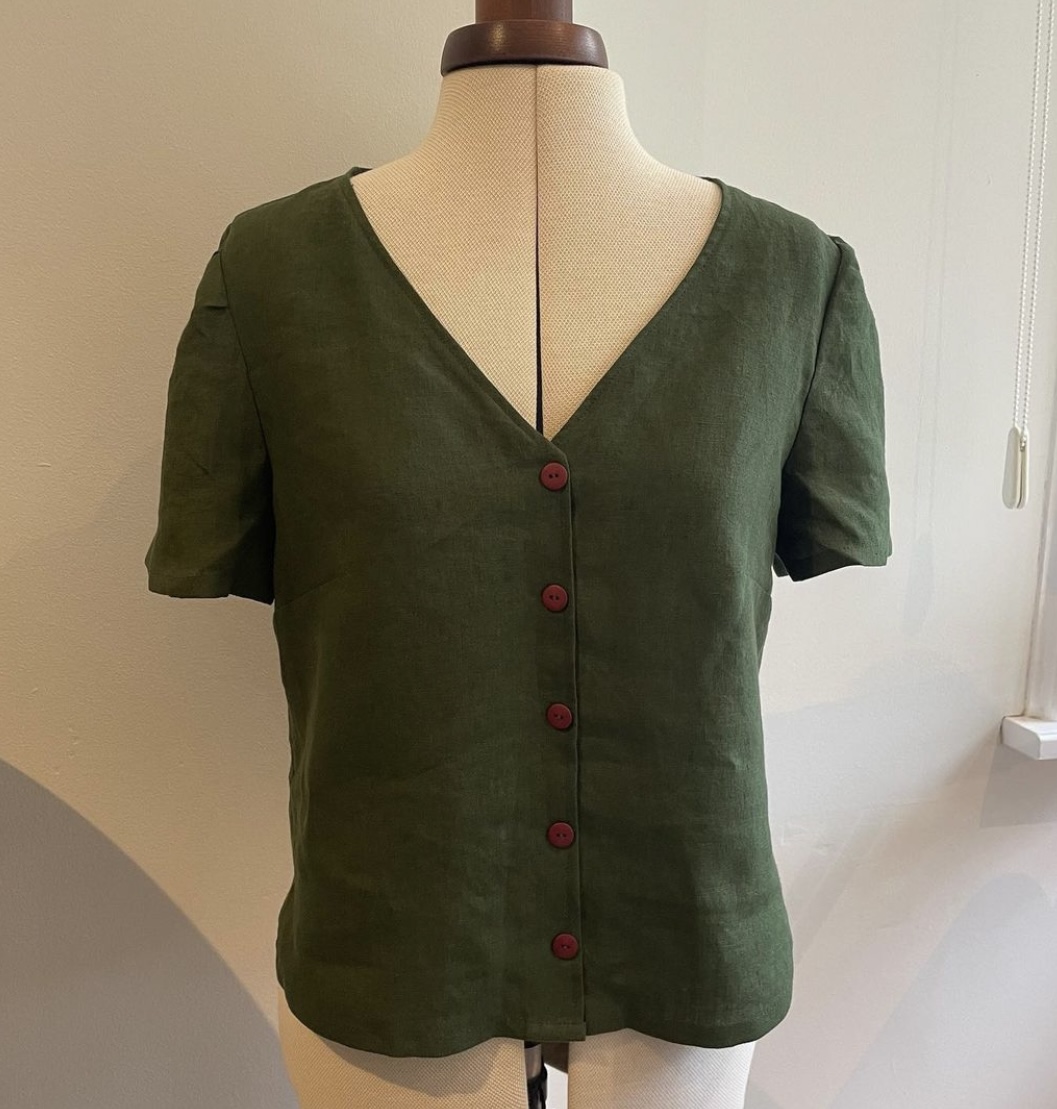 oliverands's tweet photo. Here's a great take on our Geneva V-Neck Blouse, sewn by @elznl. She shortened the length and eliminated the buttonholes, since this blouse can be pulled on over the head. Nice, right? 

Geneva V-Neck Blouse sewing pattern #lieslandco #genevavneckblouse https://t.co/9gEumR3FNG https://t.co/or031lAano