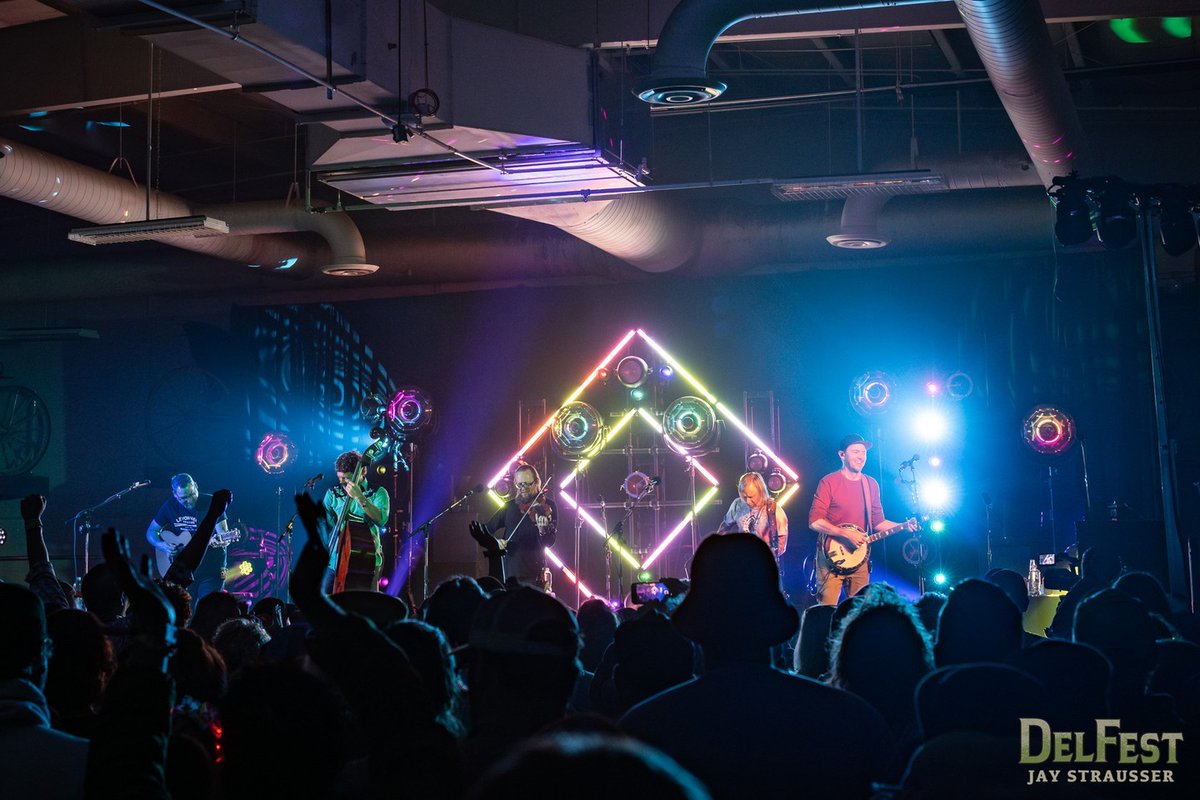 MinuitUneFr's tweet photo. Nick Rotondi &amp; Ryan Chesney reveals the hidden magic within spaces using the IVL decorative output to create a myriad of lighting atmospheres that perfectly complemented the energy of the del fest.

🇬🇧-Cumberland, Del fest, string dusters, 6 units

LD: @chezlevez | @nick.dragon_ https://t.co/n3AwvYUTUg