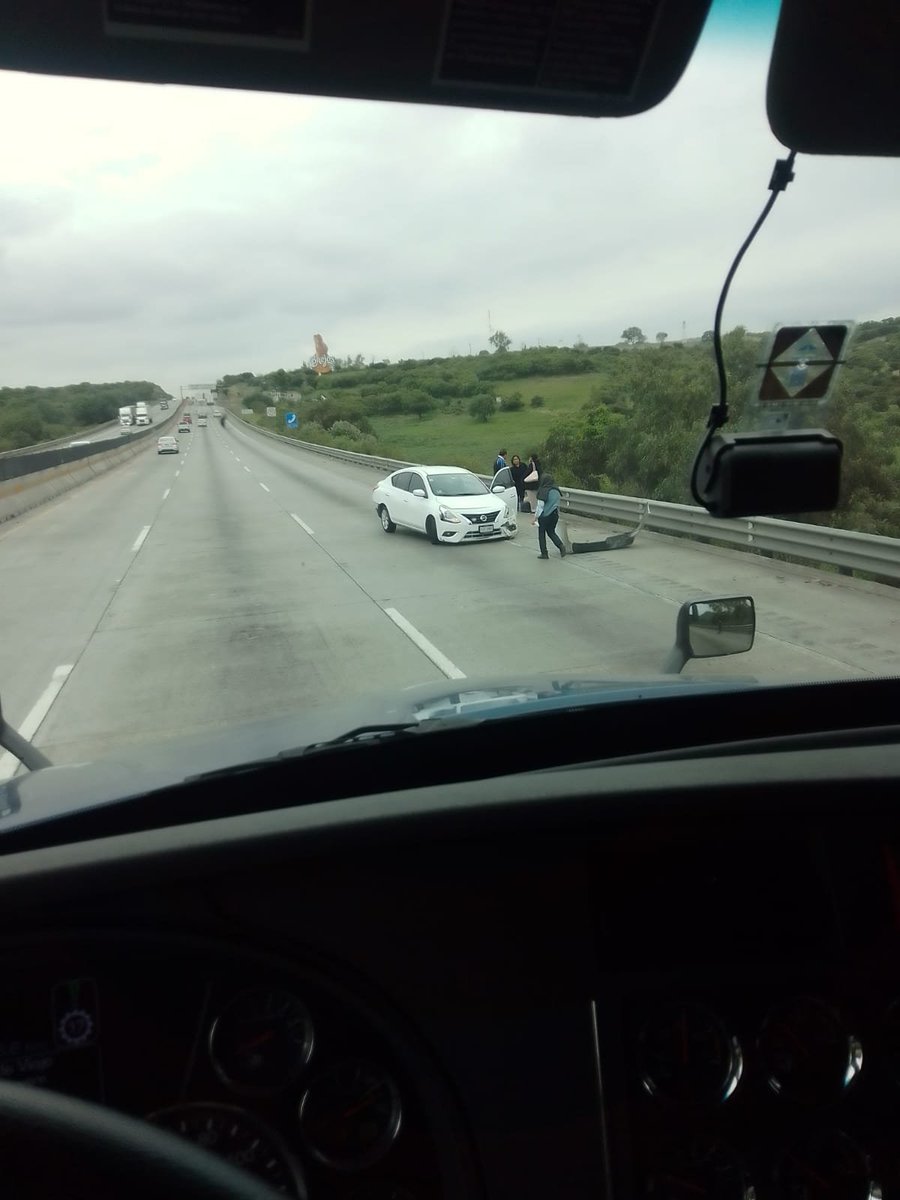 Molacojabon's tweet photo. @CAPUFE Buen día. Nos reportan dos accidentes sobre la Aunt. México-Querétaro aproximadamente km 78, dir. Querétaro https://t.co/iCSf3XZJcQ