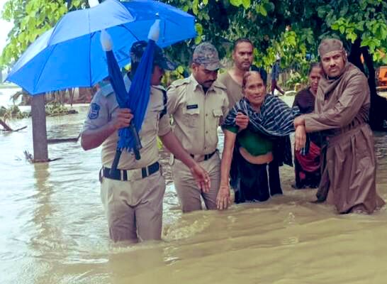 NAR_Handle's tweet photo. When the entire state is advised to stay indoors for safety, there are heroes who risk everything to keep things going. Gratitude knows no bounds for these #RealHeroes &amp; their families. 

In #Telangana's rain, they shine bright, reminding us of humanity's indomitable spirit 🙏 https://t.co/o5S1uuRE6W