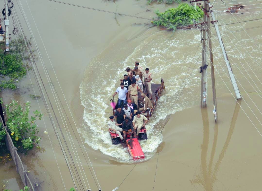 NAR_Handle's tweet photo. When the entire state is advised to stay indoors for safety, there are heroes who risk everything to keep things going. Gratitude knows no bounds for these #RealHeroes &amp; their families. 

In #Telangana's rain, they shine bright, reminding us of humanity's indomitable spirit 🙏 https://t.co/o5S1uuRE6W