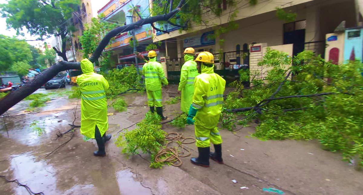 NAR_Handle's tweet photo. When the entire state is advised to stay indoors for safety, there are heroes who risk everything to keep things going. Gratitude knows no bounds for these #RealHeroes &amp; their families. 

In #Telangana's rain, they shine bright, reminding us of humanity's indomitable spirit 🙏 https://t.co/o5S1uuRE6W
