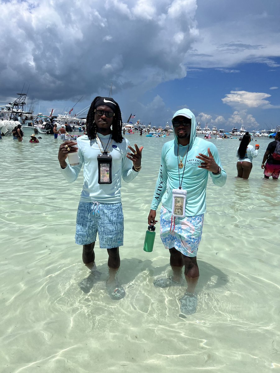 StarBoy_Zoe's tweet photo. Cheeseburger in Paradise 2023! #strandednaked #CIP 🍔🍻���️🌊 https://t.co/vTlbLjvL6a