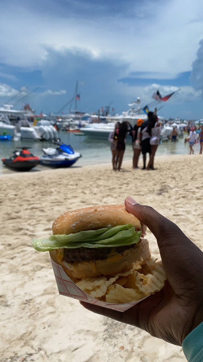 StarBoy_Zoe's tweet photo. Cheeseburger in Paradise 2023! #strandednaked #CIP 🍔🍻���️🌊 https://t.co/vTlbLjvL6a
