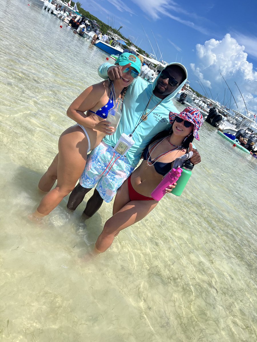 StarBoy_Zoe's tweet photo. Cheeseburger in Paradise 2023! #strandednaked #CIP 🍔🍻���️🌊 https://t.co/vTlbLjvL6a