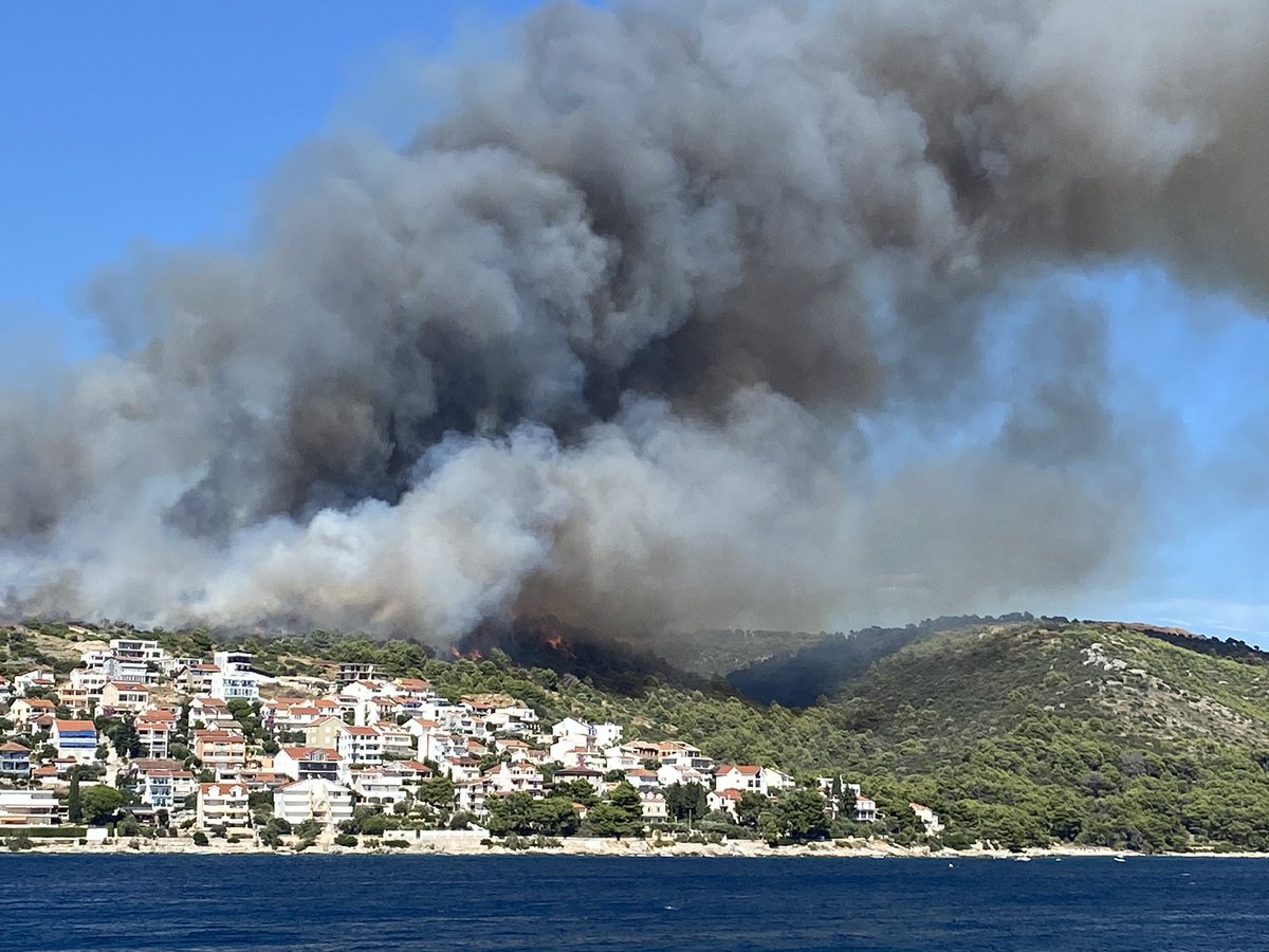 timcooper6's tweet photo. Croatia fires on our holiday today #wildfires #Croatia #ciovo #split https://t.co/TITEKhkNj7