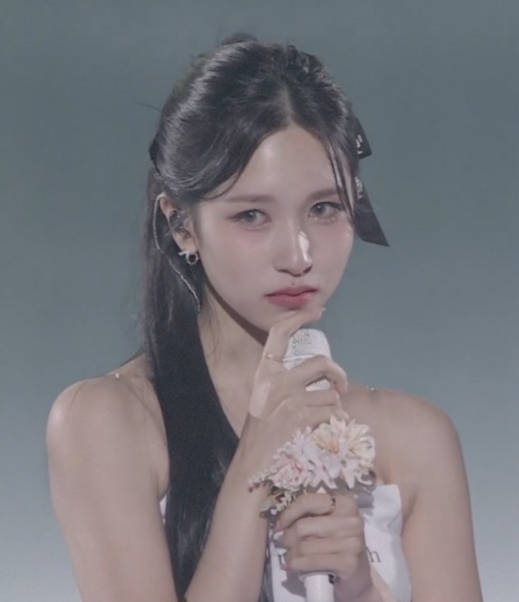 MiTzu362414's tweet photo. メンバーのコメント見て泣いた後にナヨンちゃんが来てることを知ってまた泣きそうになってるのを我慢してるミナちゃんがほんと可愛すぎてどうしようかと思った…
#MISAMO #Mina #TWICE #MISAMO_JAPAN_SHOWCASE_2023 https://t.co/Ke6wek8PSt