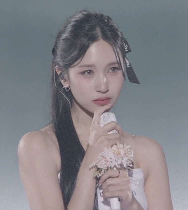MiTzu362414's tweet photo. メンバーのコメント見て泣いた後にナヨンちゃんが来てることを知ってまた泣きそうになってるのを我慢してるミナちゃんがほんと可愛すぎてどうしようかと思った…
#MISAMO #Mina #TWICE #MISAMO_JAPAN_SHOWCASE_2023 https://t.co/Ke6wek8PSt