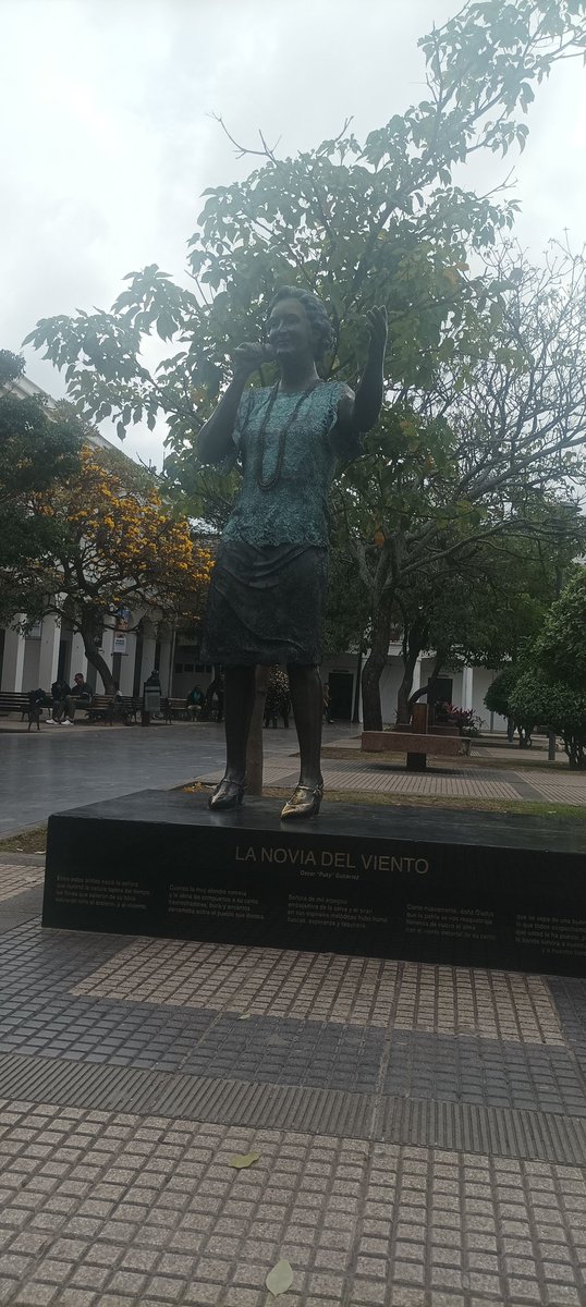 panicillo10632's tweet photo. ¡Ay, la belleza del trópico
que lleva un tipoy y selva,
floreando de loros verdes
y de perfiles de fieras 
La belleza el arte y el canto #Gladysmoreno 
@holapancoe @utepsabolivia 
#pancoe22 #Roma5
#AMORXSANTACRUZ💚 https://t.co/47WjFRqmuu