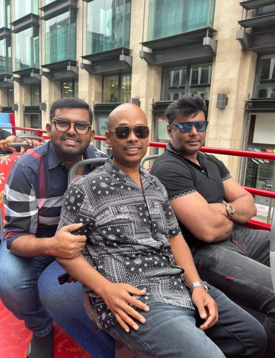Dfanscompany's tweet photo. ಬಾಕ್ಸ್ ಆಫೀಸ್ ಸುಲ್ತಾನ್ ಚಾಲೆಂಜಿಂಗ್ ಸ್ಟಾರ್ ದರ್ಶನ್ ರವರು ಸ್ನೇಹಿತರೊಂದಿಗೆ ಲಂಡನ್ ಪ್ರವಾಸದಲ್ಲಿ

#katera 
#DBoss #Darshan #DarshanThoogudeepa #challengingstardarshan #BoxOfficeSultan #DBossadda #dfanscompany #dbosssoldiers #dbosskingdom #dbosshudugaru  #dbosslovers #darshanlovers https://t.co/fGhe1SFGcg