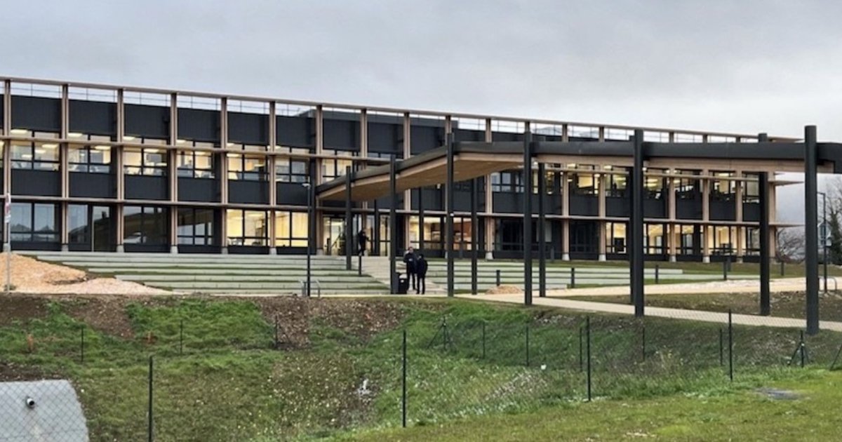 ecom_news's tweet photo. 🇫🇷✨ #Ain : #Aptar confirme son ancrage territorial en choisissant le « #MadeinFrance ». Découvrez comment ce leader du #packaging contribue au rayonnement du savoir-faire français avec des solutions sur-mesure et innovantes. https://t.co/piHEC9NQGX https://t.co/PEbhIEW3Ea