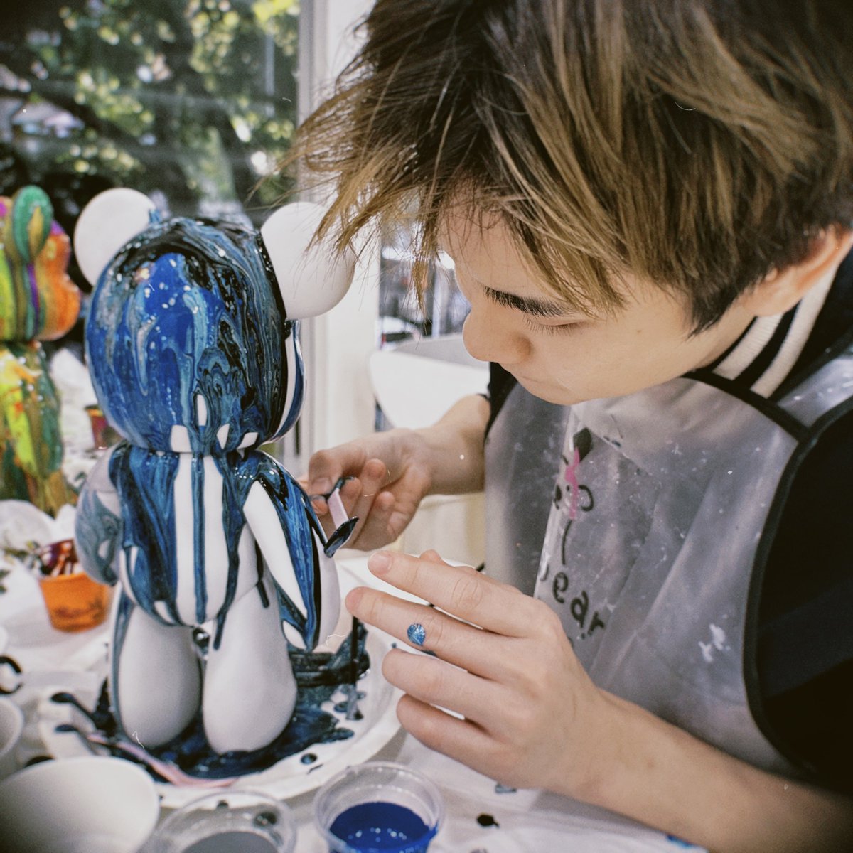 bb0un's tweet photo. เวลาเปรมตั้งใจทำอะไรจะชอบเม้มปากไม่เกินจริง ส่วนบุ๋นตกใจเพราะสีไม่พอแล้วจ้าาา ไม่อยากเสียตังเพิ่ม 😂😂😂 https://t.co/00f4je8Qcv