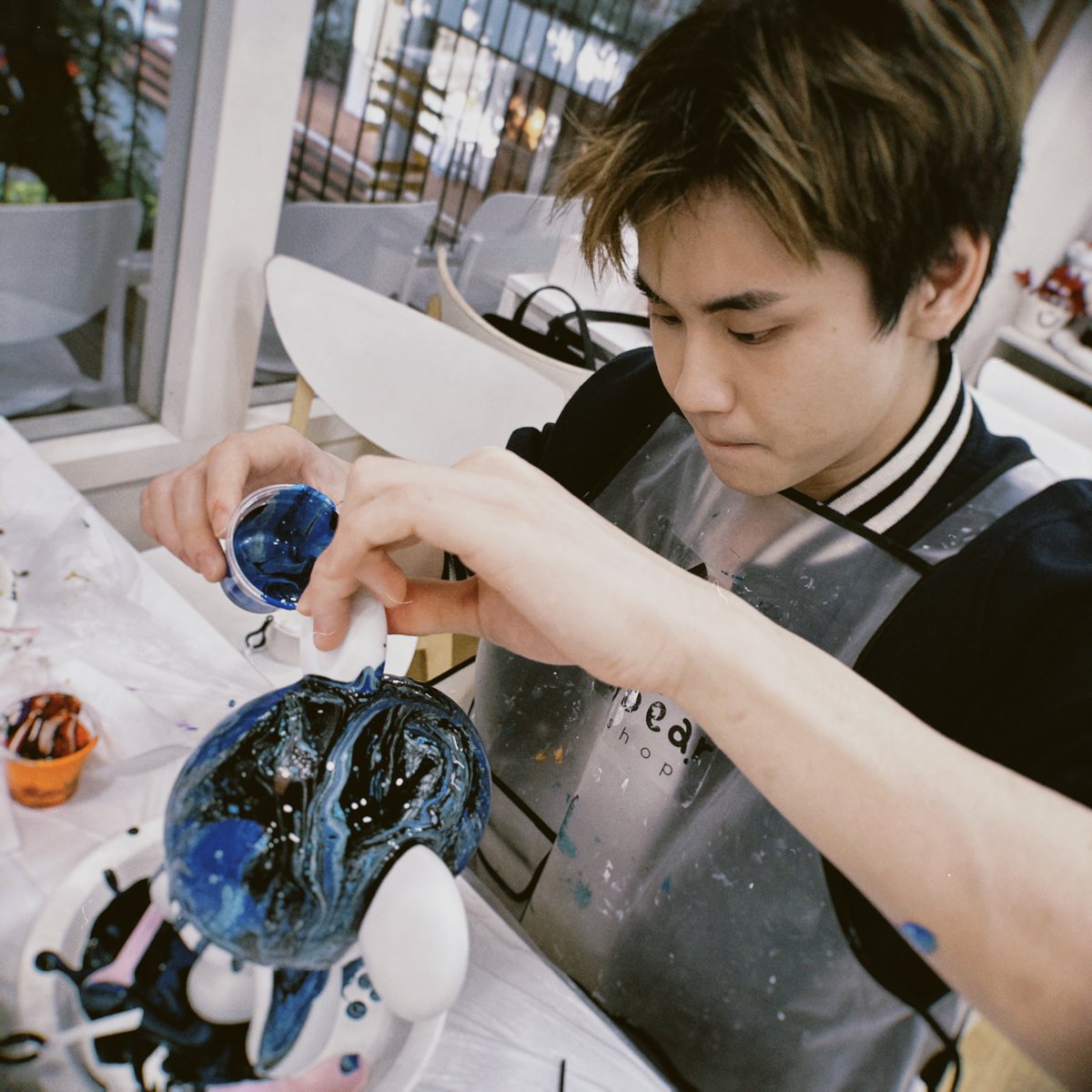 bb0un's tweet photo. เวลาเปรมตั้งใจทำอะไรจะชอบเม้มปากไม่เกินจริง ส่วนบุ๋นตกใจเพราะสีไม่พอแล้วจ้าาา ไม่อยากเสียตังเพิ่ม 😂😂😂 https://t.co/00f4je8Qcv