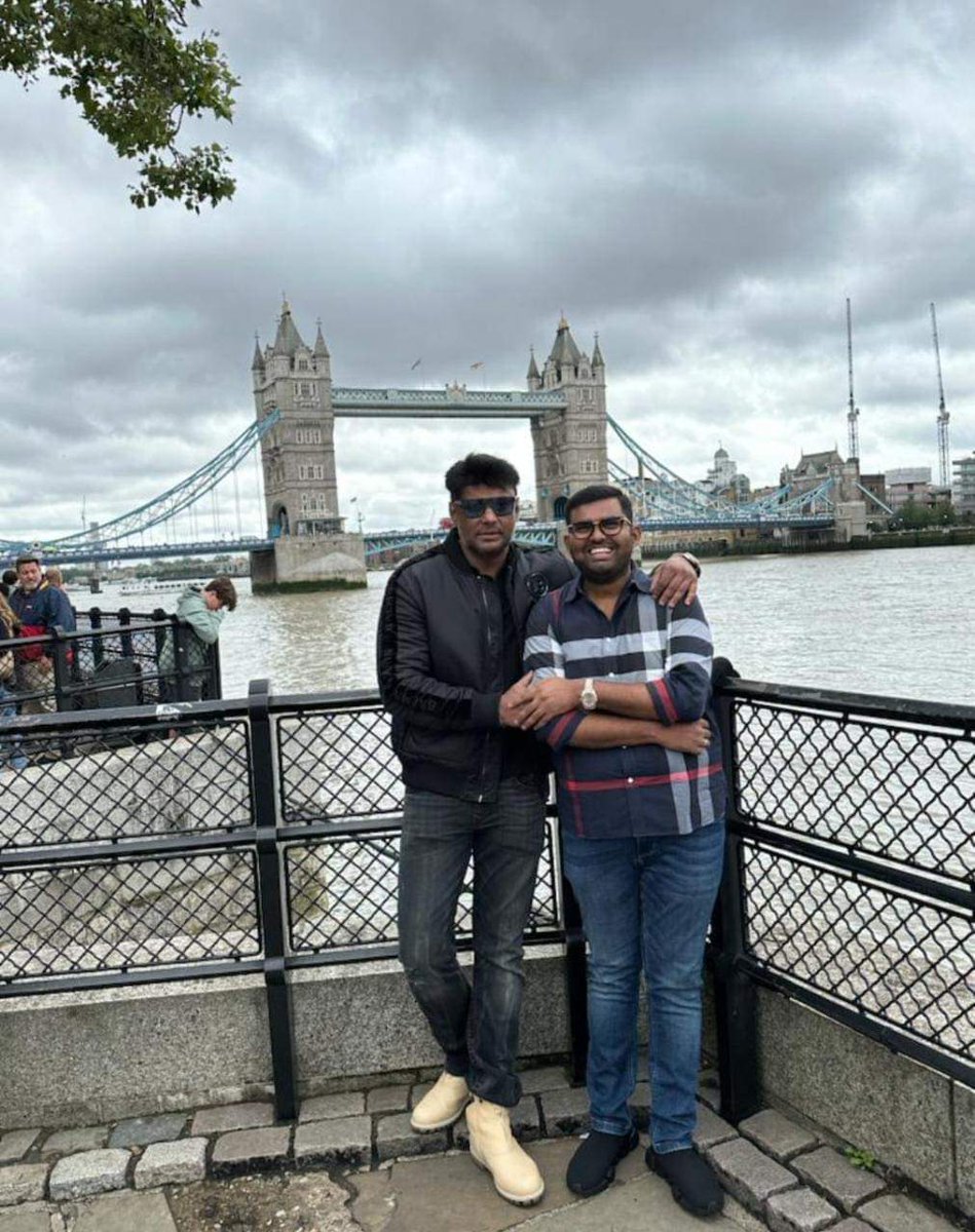 Dfanscompany's tweet photo. ಬಾಕ್ಸ್ ಆಫೀಸ್ ಸುಲ್ತಾನ್ ಚಾಲೆಂಜಿಂಗ್ ಸ್ಟಾರ್ ದರ್ಶನ್ ರವರು ಸ್ನೇಹಿತರೊಂದಿಗೆ ಲಂಡನ್ ಪ್ರವಾಸದಲ್ಲಿ

#katera 
#DBoss #Darshan #DarshanThoogudeepa #challengingstardarshan #BoxOfficeSultan #DBossadda #dfanscompany #dbosssoldiers #dbosskingdom #dbosshudugaru  #dbosslovers #darshanlovers https://t.co/fGhe1SFGcg